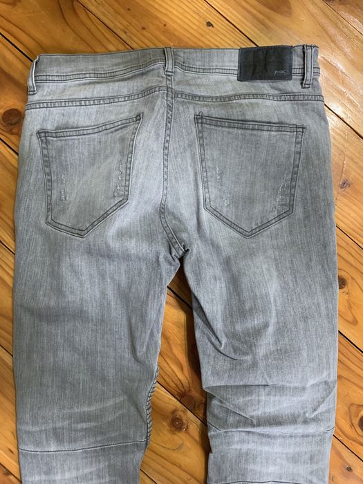 Vând blugi skinny gri