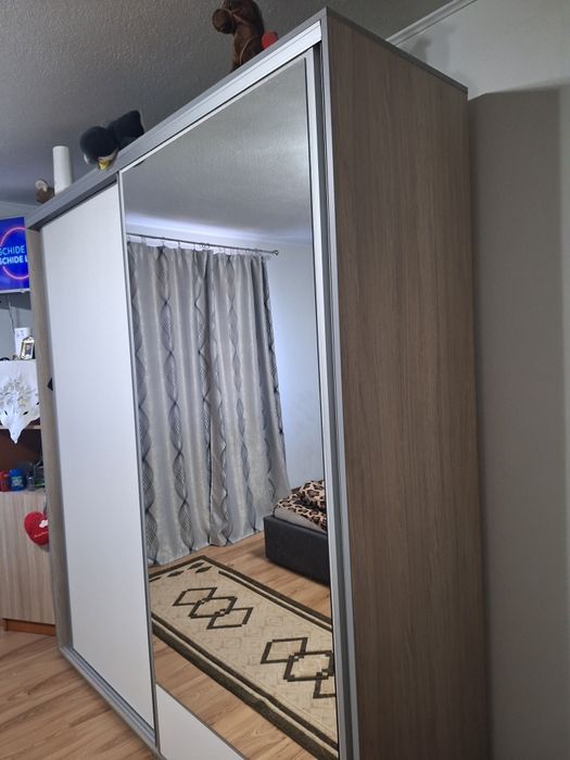 Vând dessing de haine in 2 compartimente bara de haine și polițe