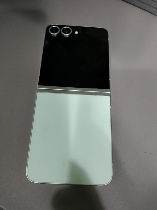 Samsung Z Flip 6 IMPECABIL ca NOU  12Gb-Ram 256Gb memorie