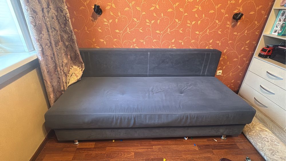 Диван с подушками