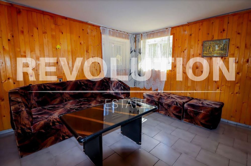 Тристаен апартамент в района на Цветен квартал!