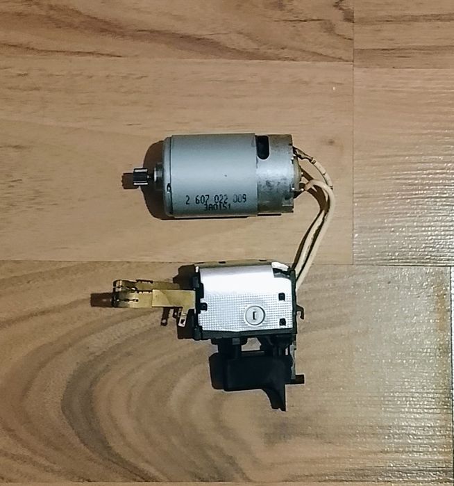 Vând motor pentru surubelnițå electrică  Bosh GSR 12-2V albastru.