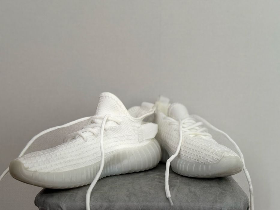 Продам женские кроссовки новые