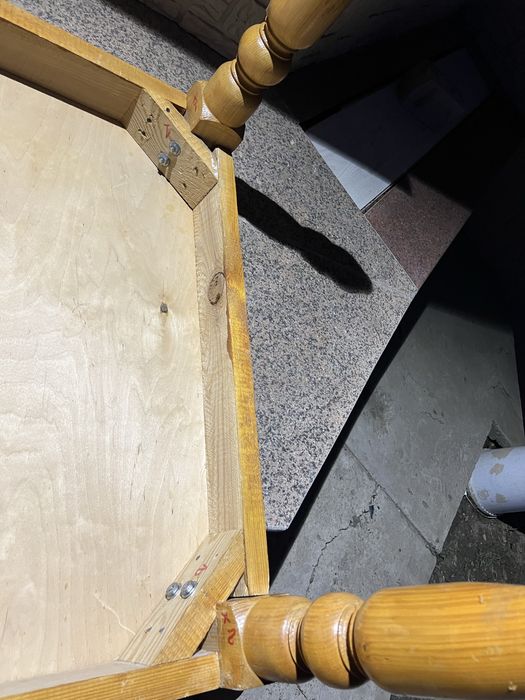 Деревянный стол и стулья