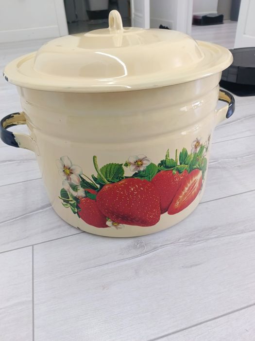 Продам эмалированную кастрюлю