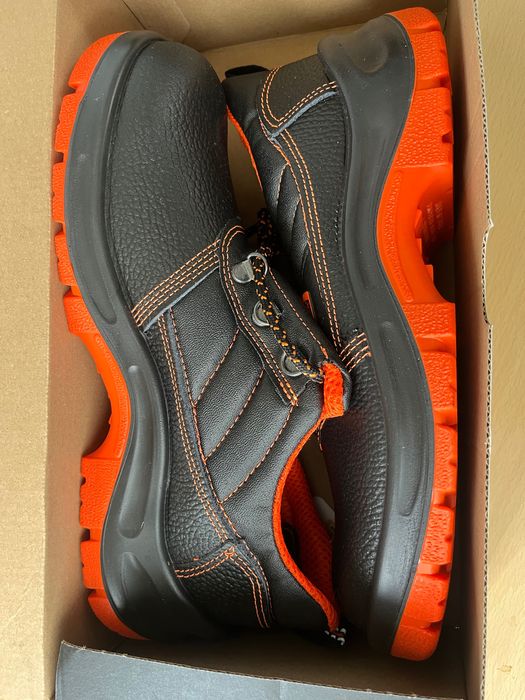 Чисто нови работни обувки италиански