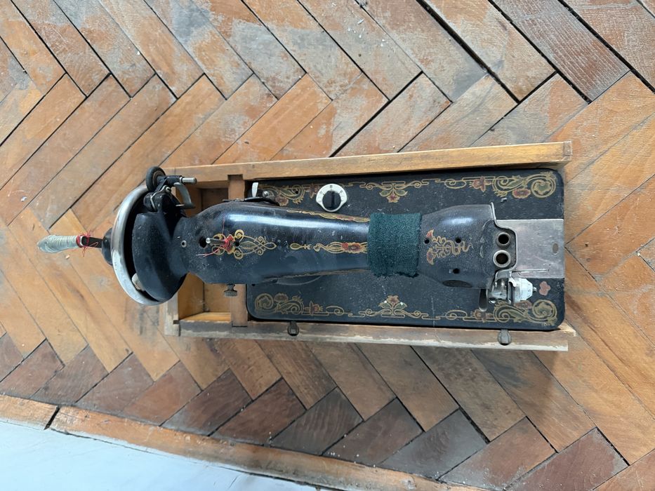 Ретро шевна машина с дървена кутия