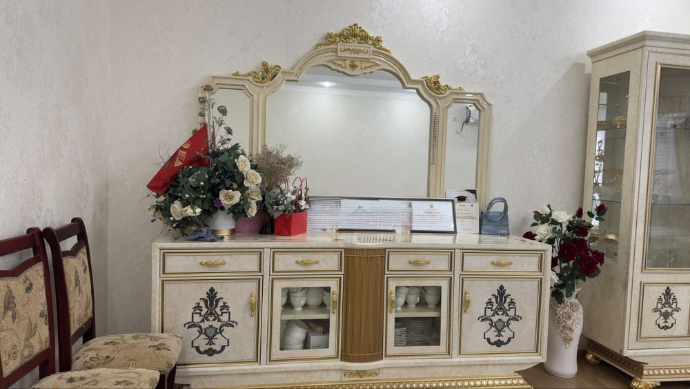 Гостинный сервант с комодом