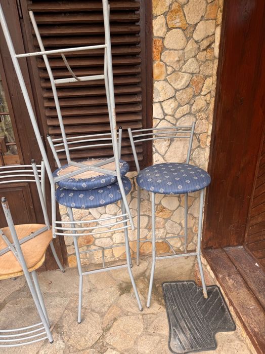 3 високи бар стола със синя тапицерия