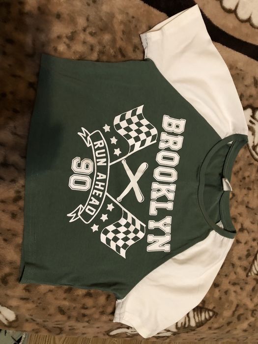 Продаются футболки, топы.