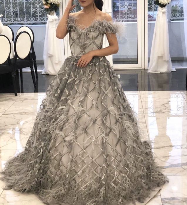 Вечернее платье с перьями