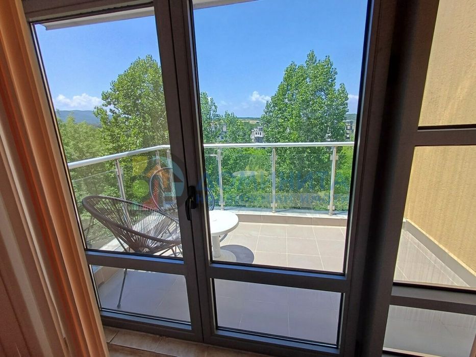 Просторен еднообемен апартамент на морския бряг.