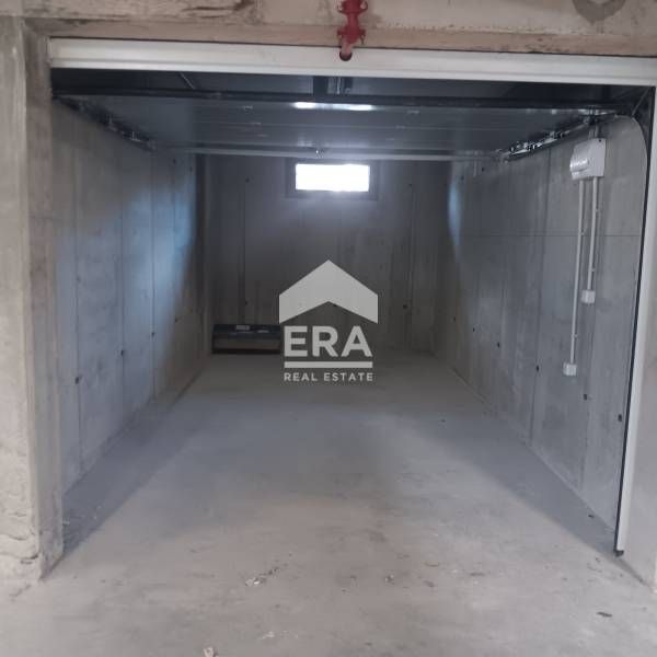 ЕКСКЛУЗИВНО! Под наем! Гараж с ролетна щора в комплекс Фемили гардън,