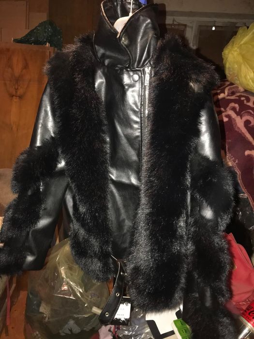 Vând geaca piele cu blana nouă