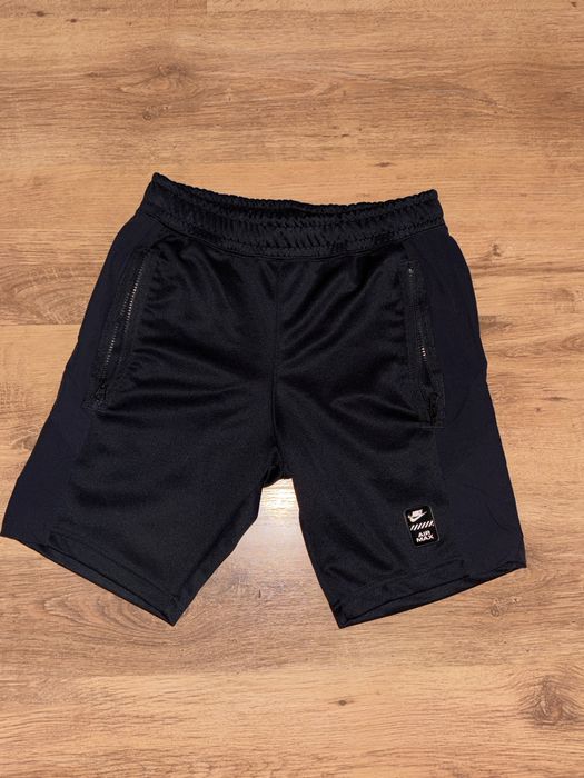 Продавам къси гащи на nike и къди дънки teodor