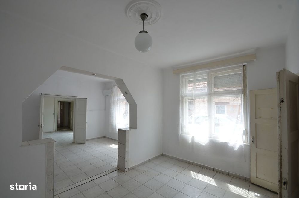 Inchiriez apartament 2 camere bucatarie baie si hol in curte comuna
