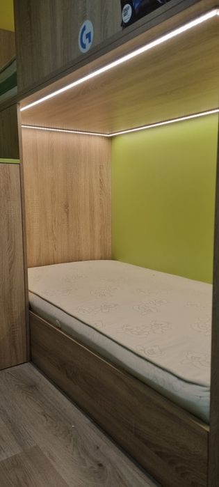 Двуетажно легло с матраци