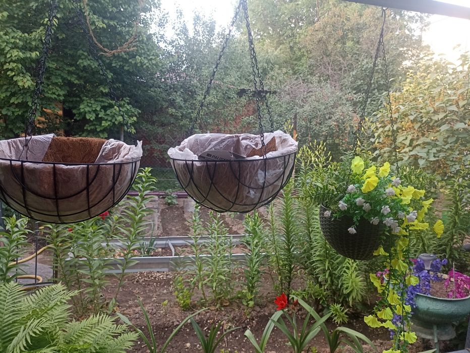 Кашпо подвесное металлическое.