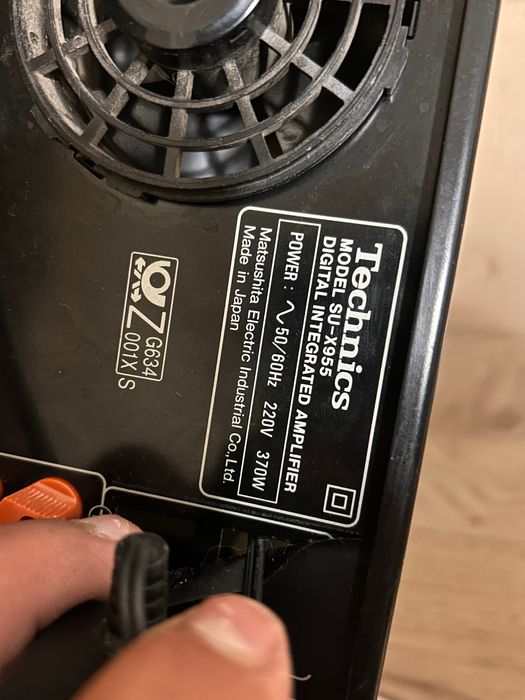 Продават се тон колони и двете са 1200w Усиователя е 370w