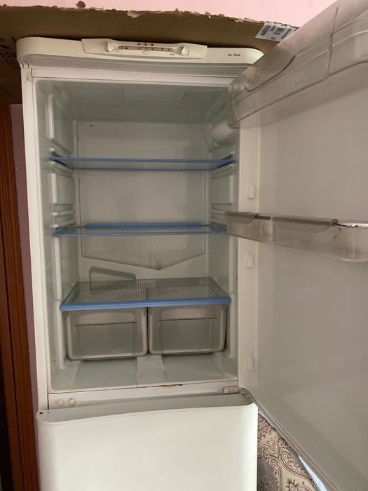 Холодильник Indesit