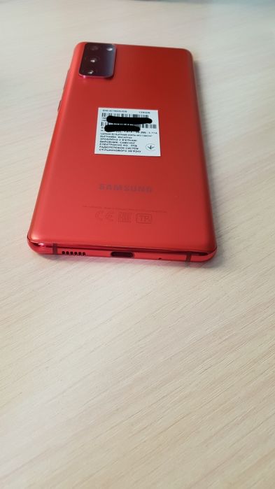 Samsung S20 FE в идеальном состоянии