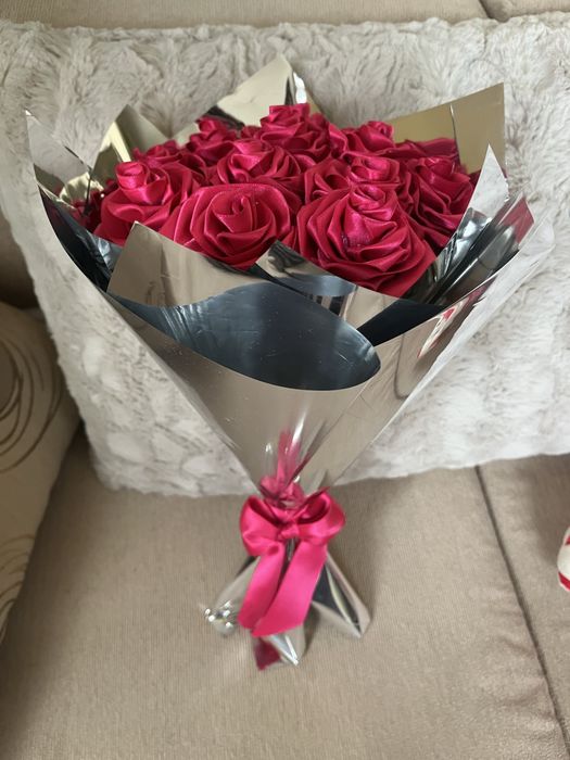 Букет от сатенени рози