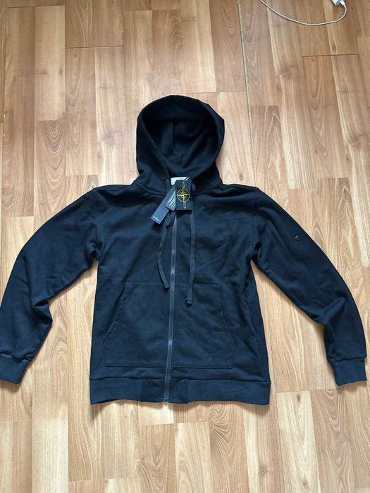 Hanorac Stone Island cu eticheta (nu Nike, Gucci, Adidas, Balenciaga)