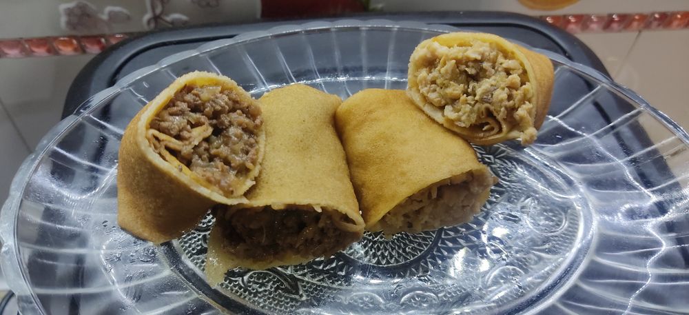 Пышные вафли в шеколаде и ягодах, а так же блинчики.