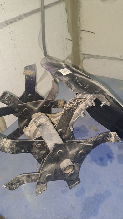 Prasitoare adaptabilă pentru motocoasă