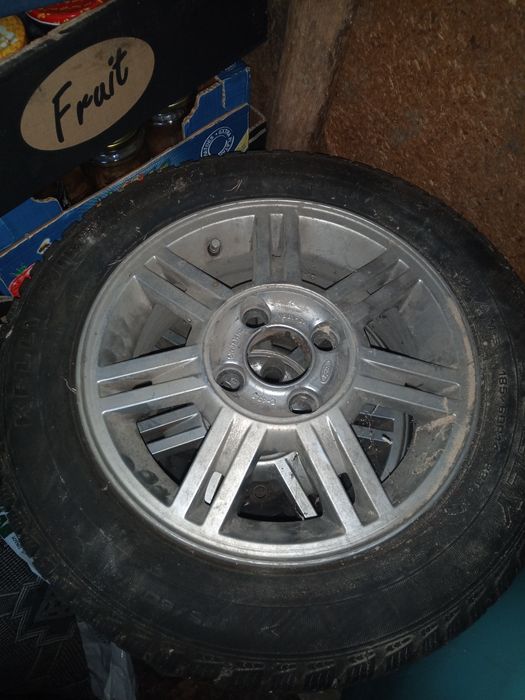 Гуми сас джанти чисто нови