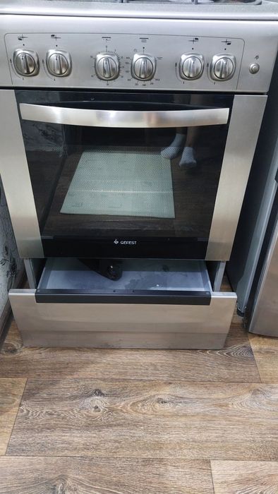 Продам газ плиту Gefest