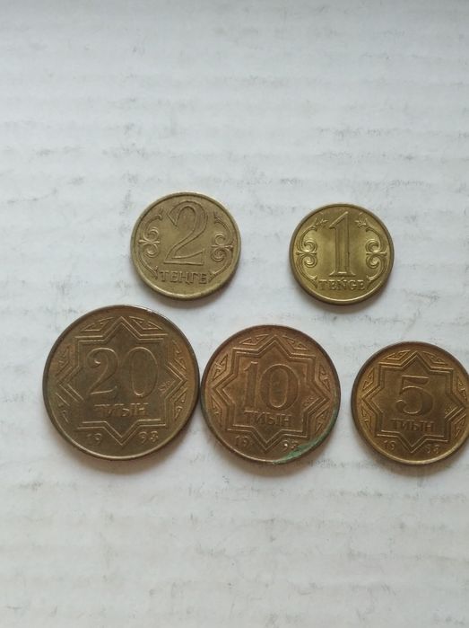 Монеты. достоинством 100 т