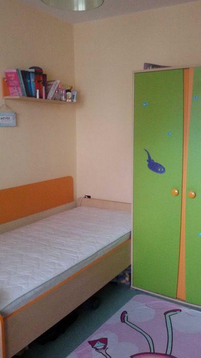 Обзавеждане детска стая легла гардероби бюро етажерка комод