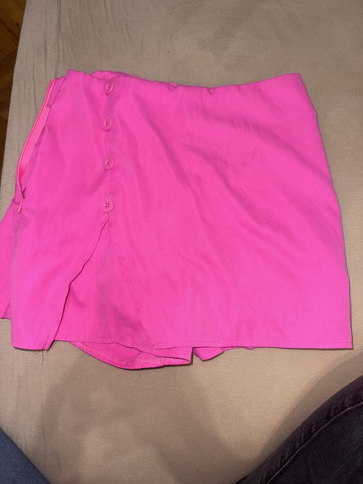 Къса розова пола панталон