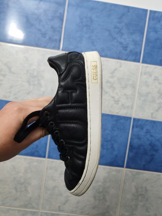 Adidași Guess Loven Logo Statement