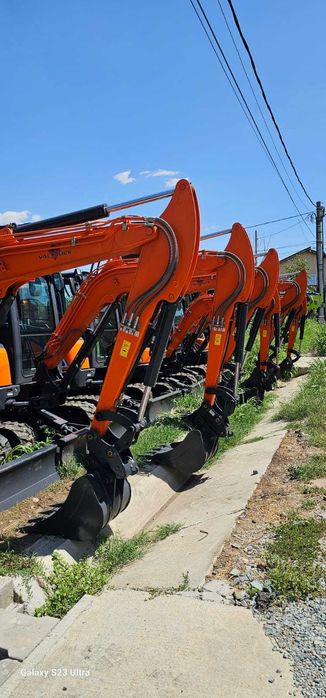 Miniexcavator diesel șenile, compact și eficient. Livrare rapidă.