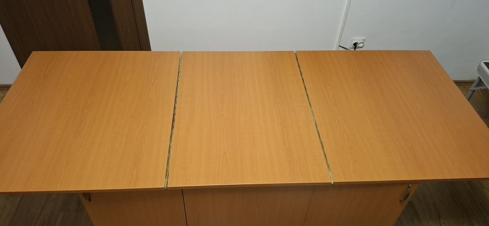 Masă de sufragerie in stare foarte bună de funcționare .