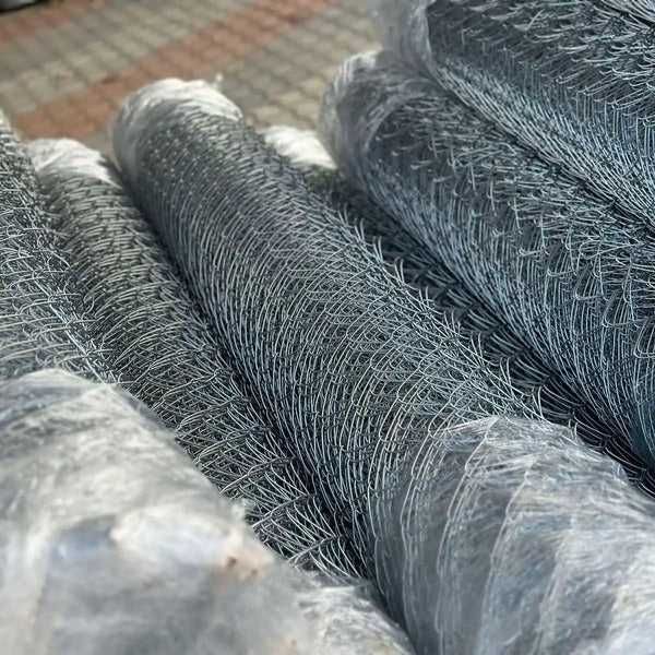 Поцинкована оградна мрежа, метални колове