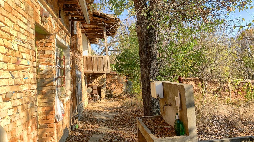 Къща с двор в с. Масларево