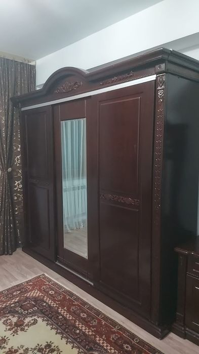 Шифонер и зеркало с тумбой  ,вместе 50тыс.