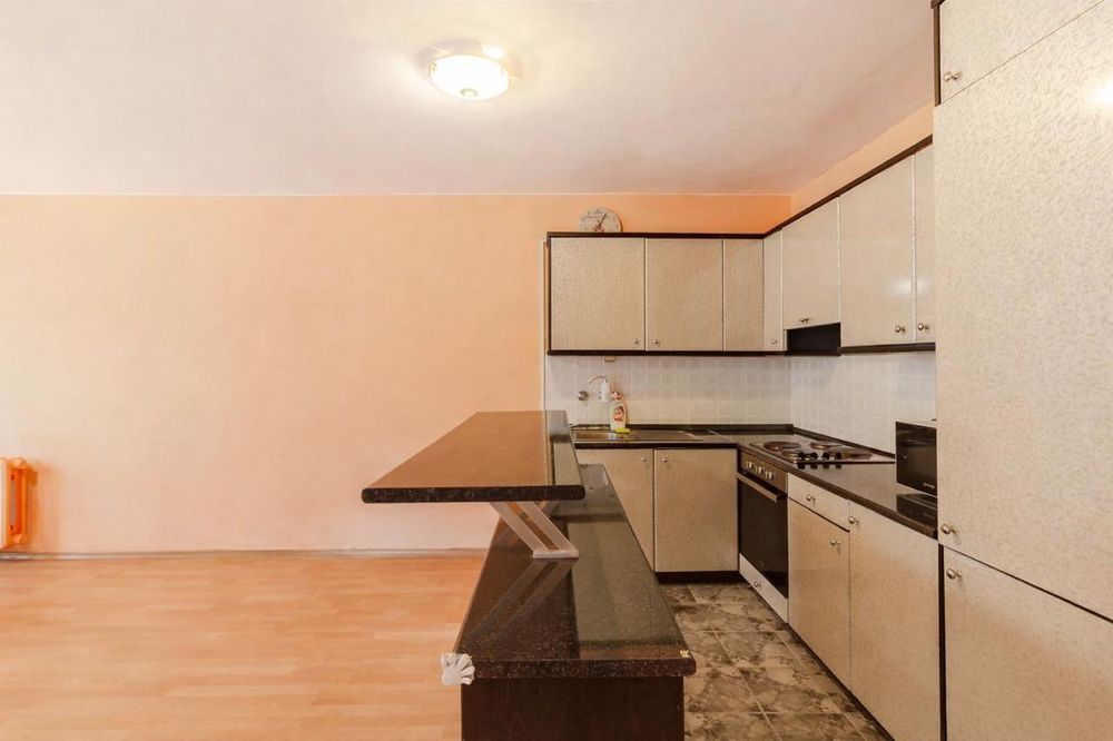 Тристаен за продажба в Център-НДК