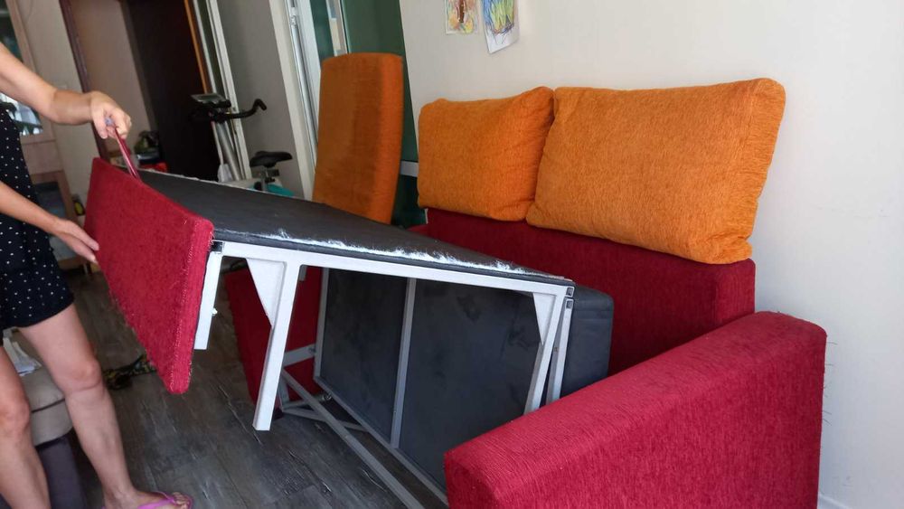 разтегателен диван и велоергометър