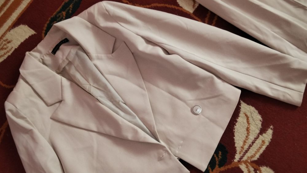 Ayol qizlar uchun kostyum bryuk sotiladi