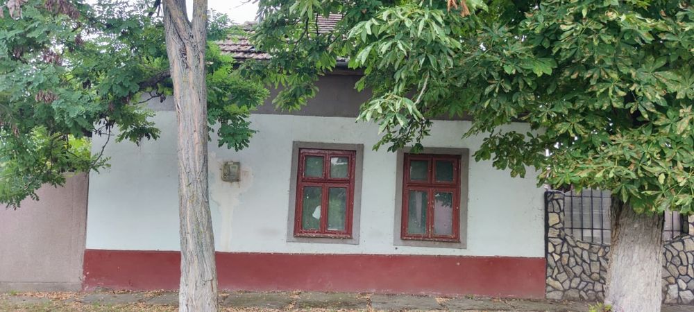 Vând  casa cu gradina
