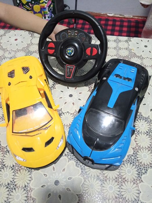 Pultli mashina pulti bilan koʻki zaryadkalik.Sarigʻi batareykalik