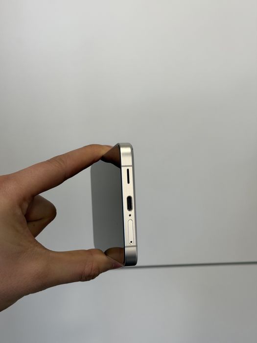 Продавам Samsung S24 PLUS