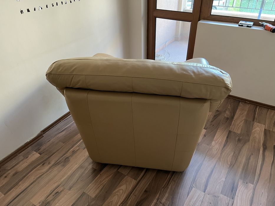 Фотьойл и табуретка от естествена кожа