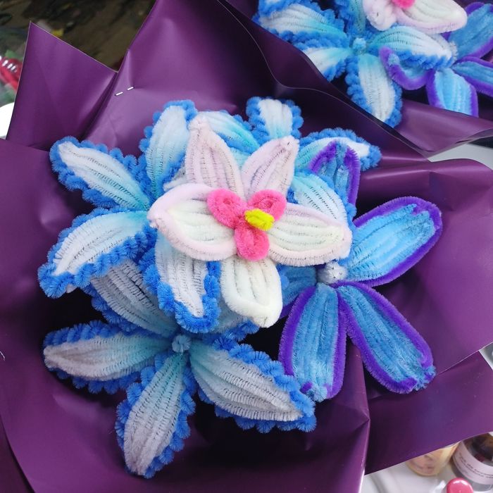 Buchet de flori din pipe cleaners
