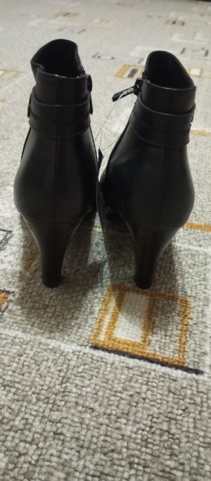 Новые каблуки не разу не носили
