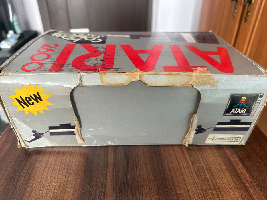 Конзола Atari 2600 с оригинална кутия.